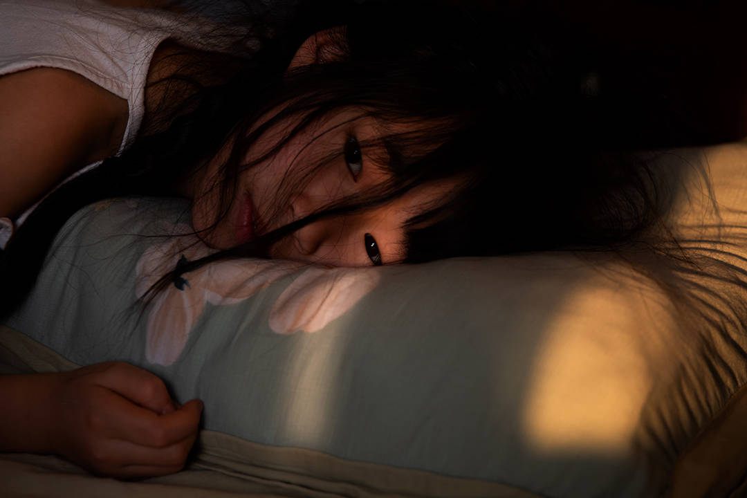 上海小区24天封控实录:小学女儿严控食物用量 种葱每天量高度