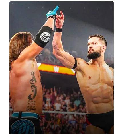 WWE RAW：AJ STYLES 和 FINN BALOR 的重逢太甜蜜了