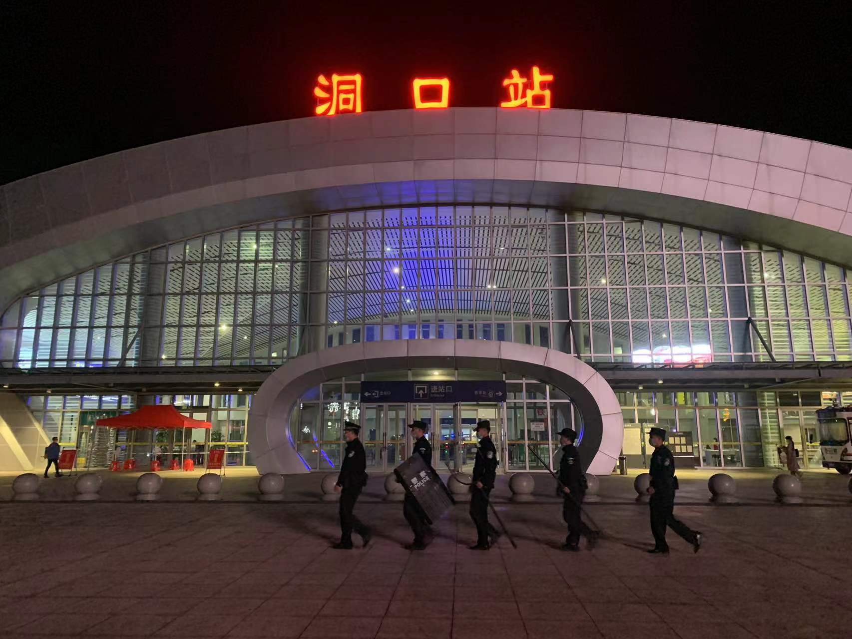 洞口站派出所扎实开展五一期间安保工作