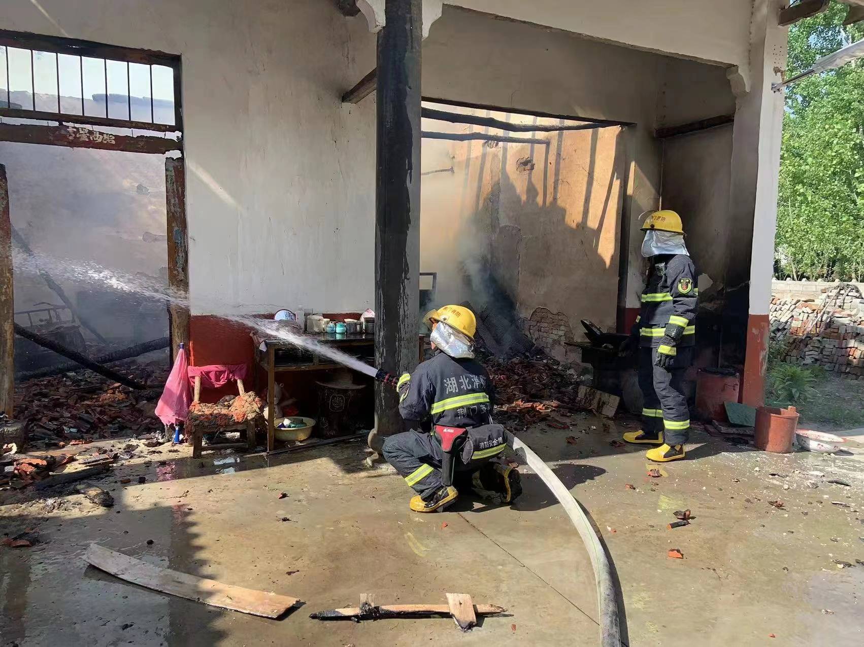 荆门一居民家中起火消防员灭火后现场教防火