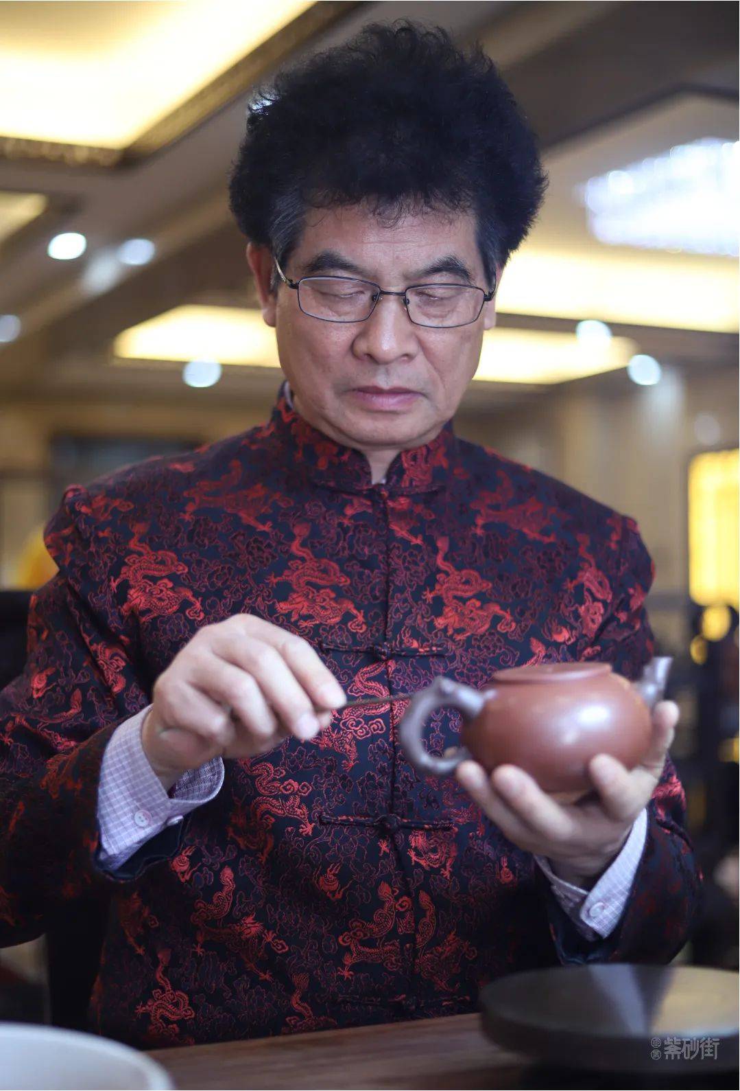 江苏省工艺美术大师【朱建伟】紫砂作品赏析_装饰_壶嘴_黄色