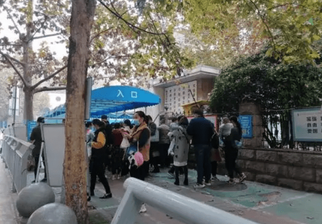原创郑州大学情侣感染者、进出饭店不扫码：不同情她，因为我们更惨