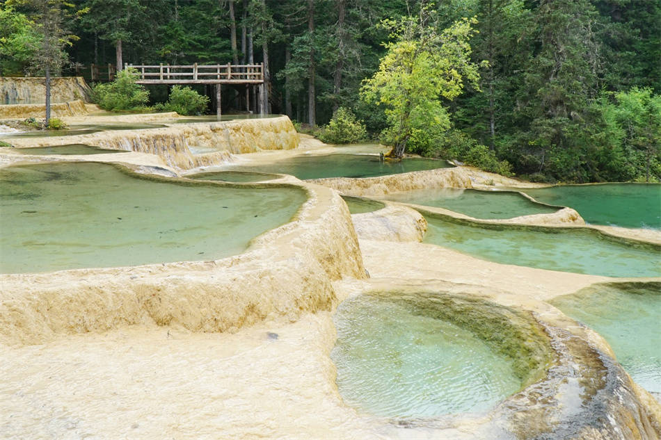 原创四川黄龙钙化池用水溶液塑造的梦幻和童话