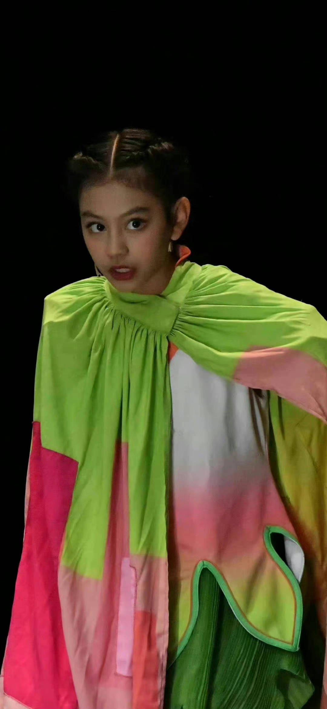 刘烨儿女诺一霓娜近照曝光身穿戏服灵气十足