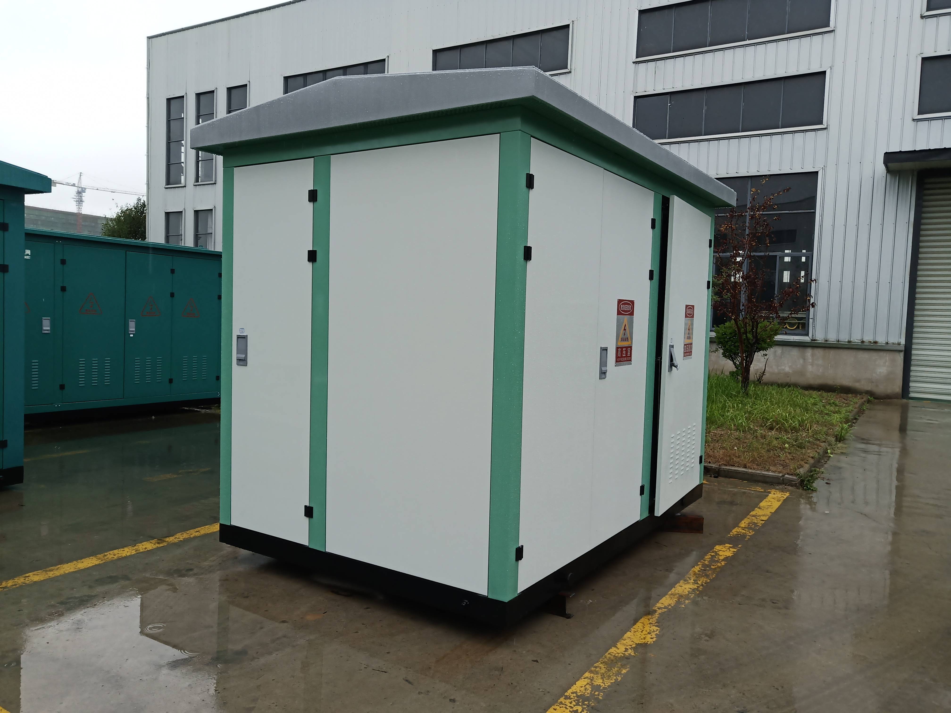 的变电站采用了建筑形式来做,也就是给变电设备建了钢筋混凝土的房子