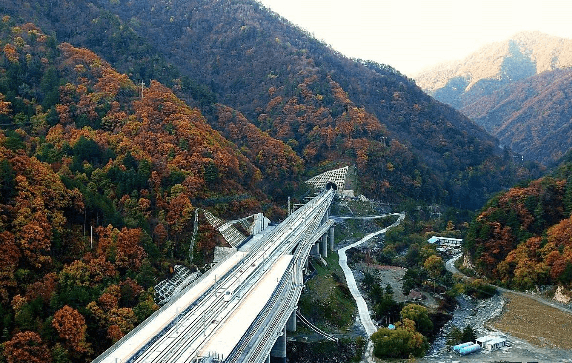 原创凿穿秦岭山跨越三大平原耗资642亿西成高铁修建到底有多难