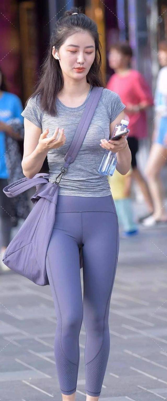 原创身材修长的鲨鱼裤美女用心去搭配气场全开