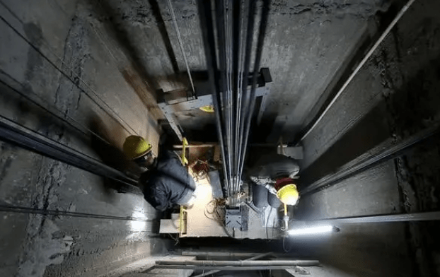 电梯检修工作危险重重,安全防护一定要做到位_高空作业_棘爪_因为