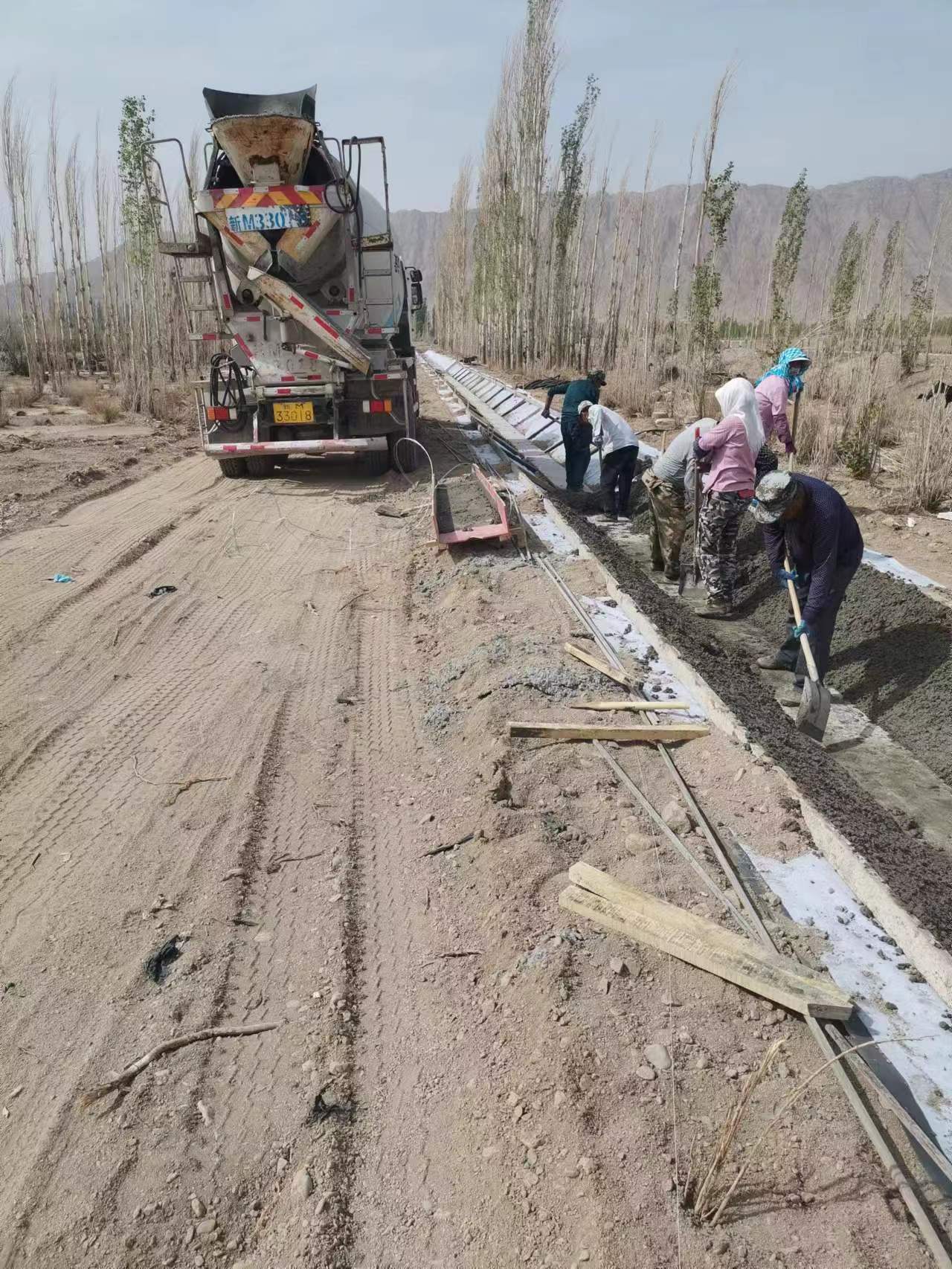 焉耆县七个星镇修建防渗渠 提高节水率 把实事办到群众心坎上