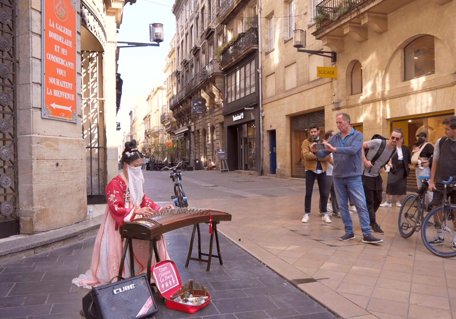 古筝女孩在法国街头炸街征服全场老外首首都是经典