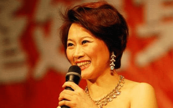 赵本山最疼爱的女徒弟,是大学教授,却在乡村爱情中饰演小角色_闫光明