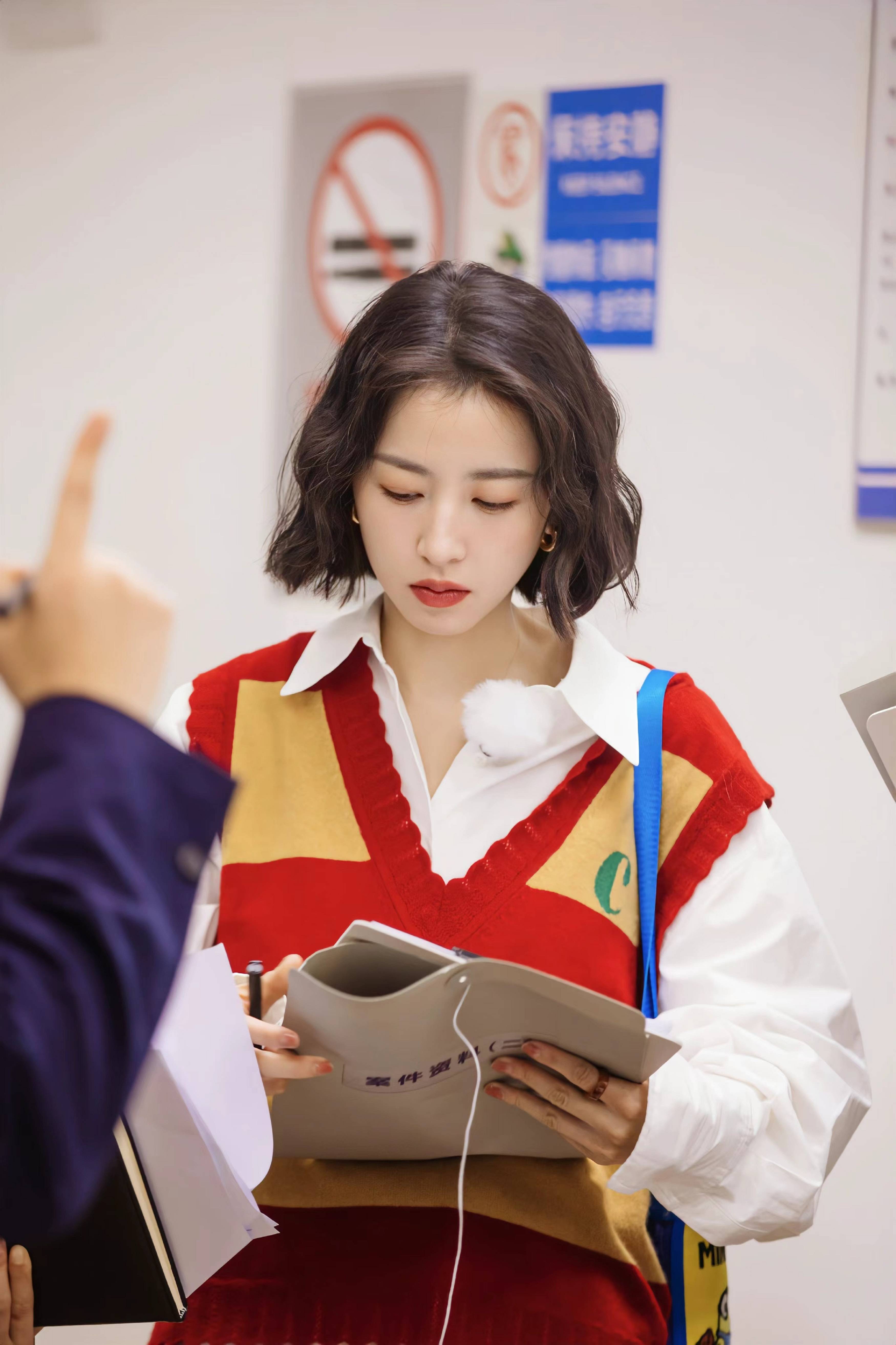 周雨彤身着 carven 2022 春夏系列针织背心参与录制综艺 《初入职场的