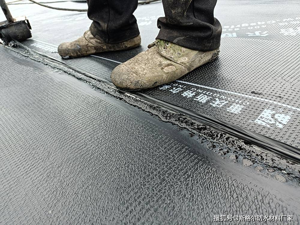 本次施工工艺采用的是空铺法施工,即将卷材空铺于屋面之上,以抵御外界