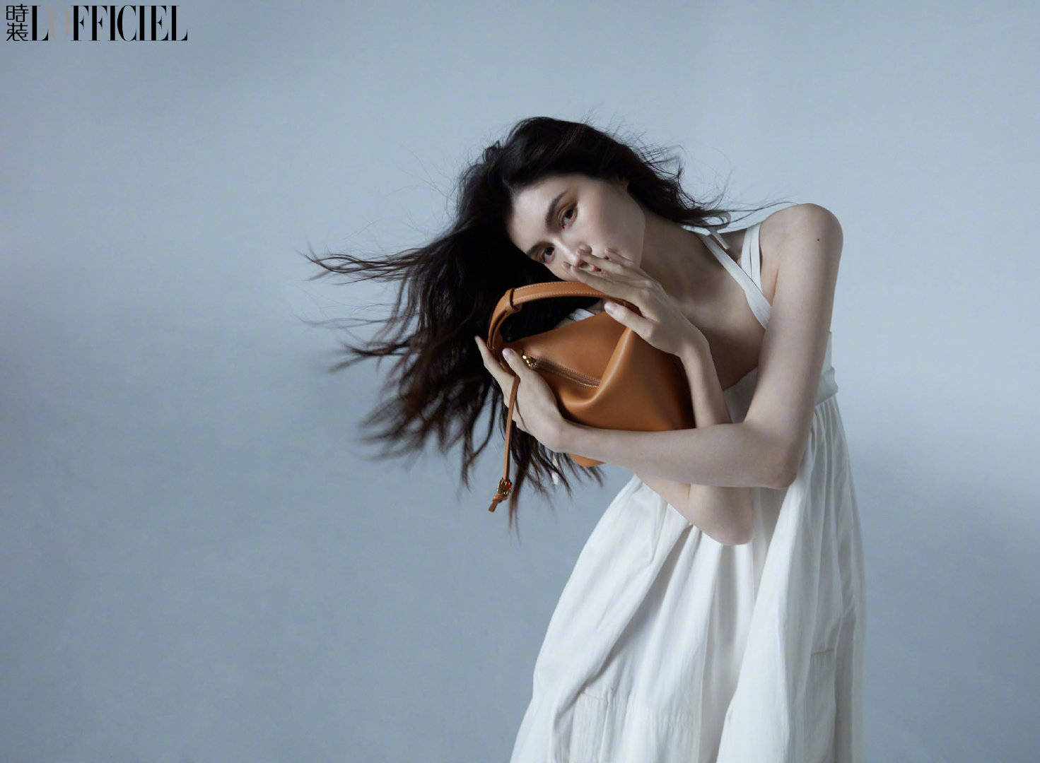 何穗穿抹胸短裙妩媚动人秀精致锁骨超模范儿十足