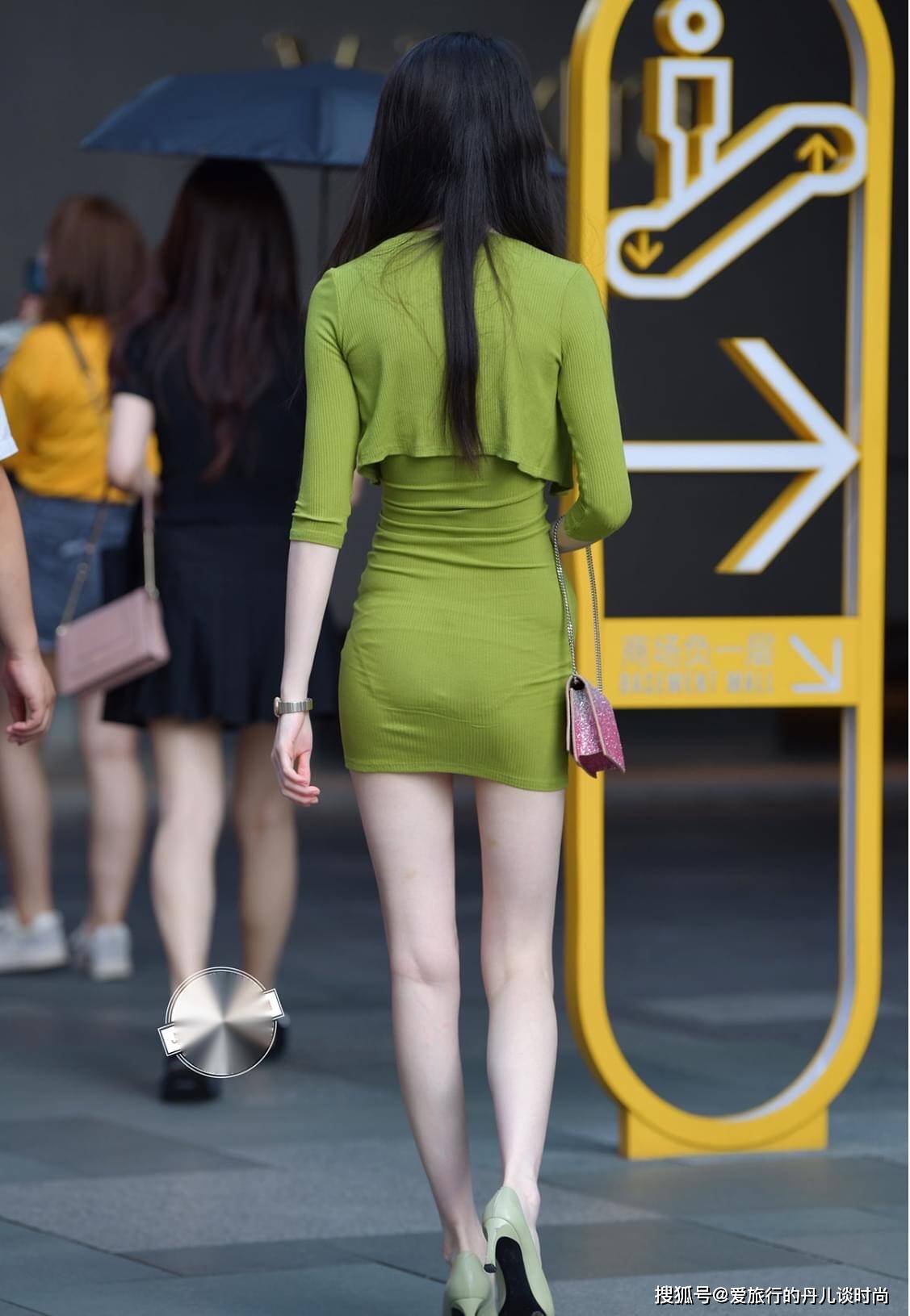 小姐姐墨绿色连衣裙,勾勒完美身材,让整体造型女人味十足