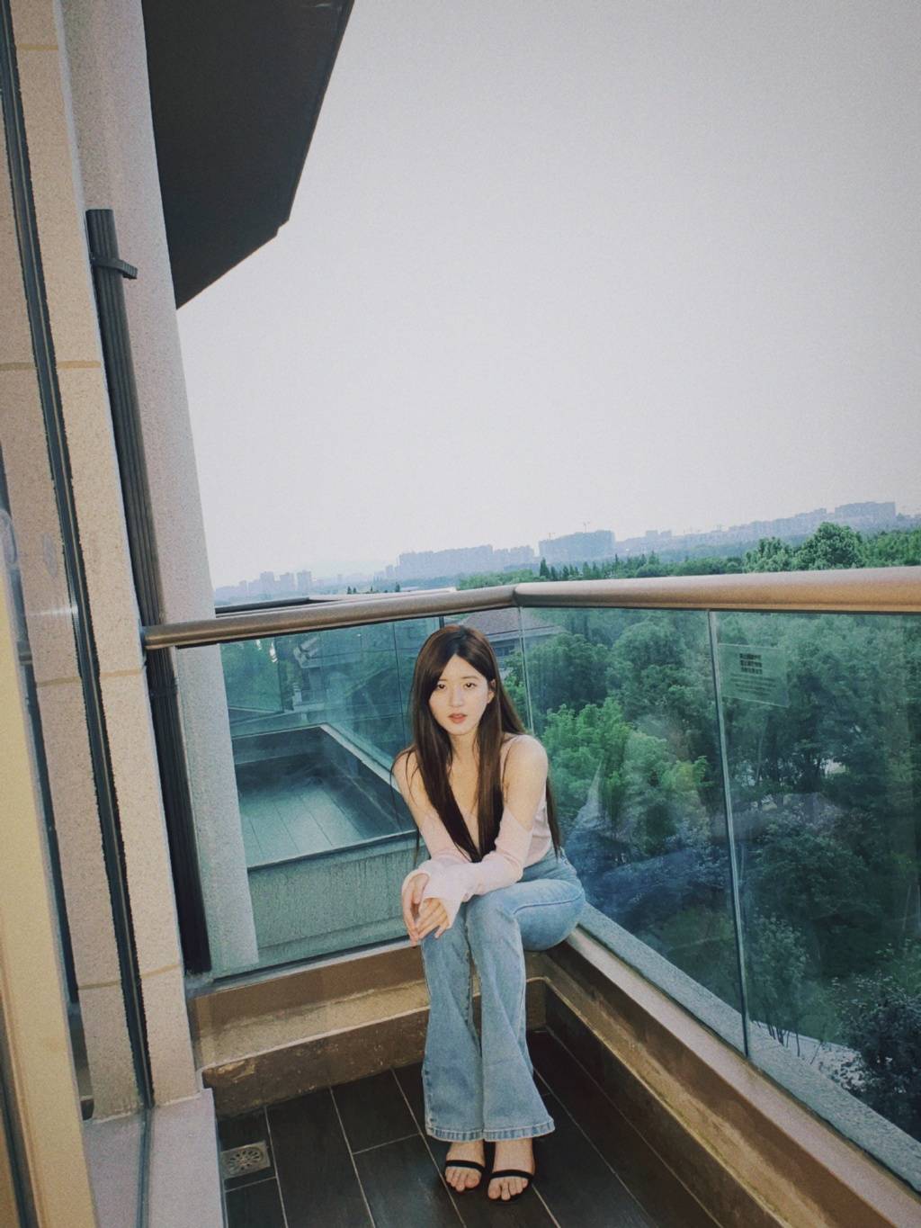 赵露思穿紧身背心身段窈窕 小露香肩气质又纯又欲