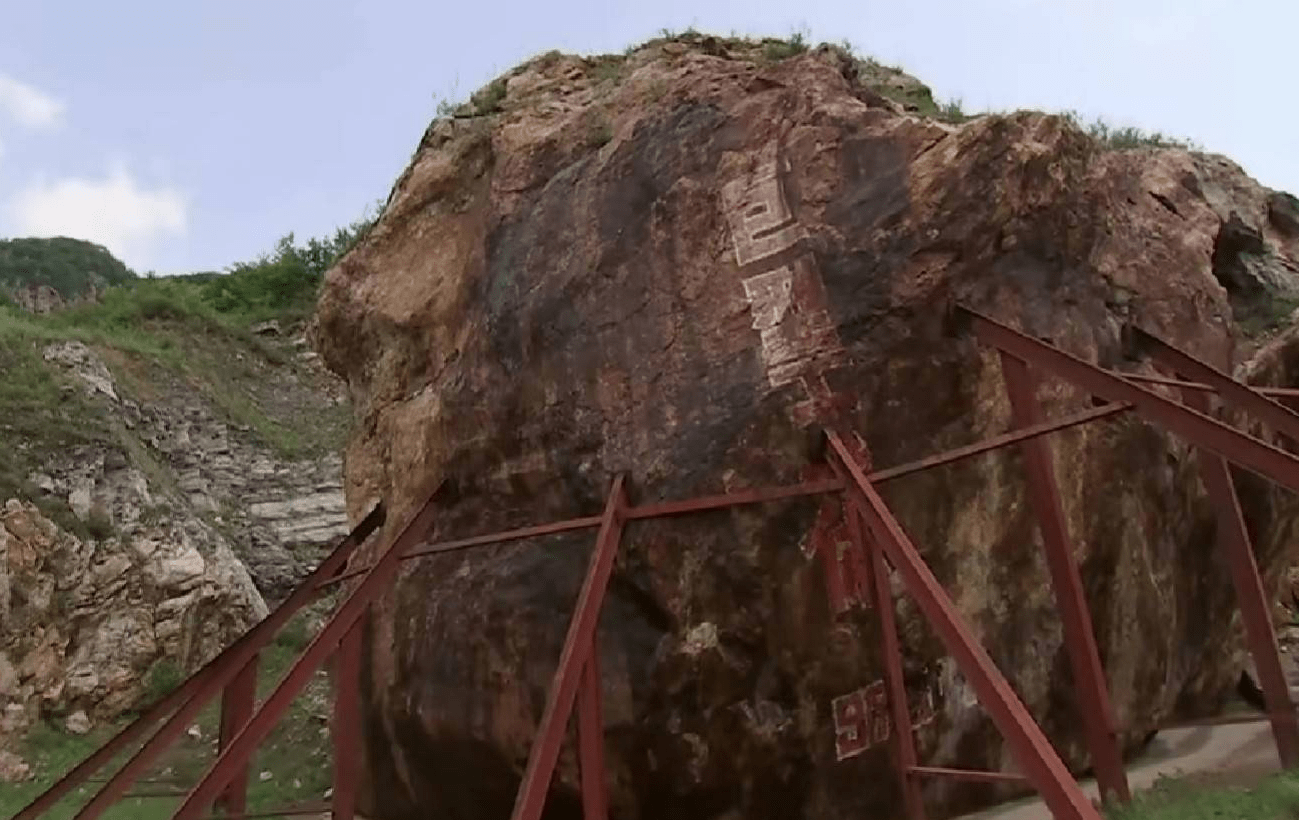 辽宁鞍山哈达碑镇玉石村的巨型玉石料,总重量超过6万吨世界独有_岫岩