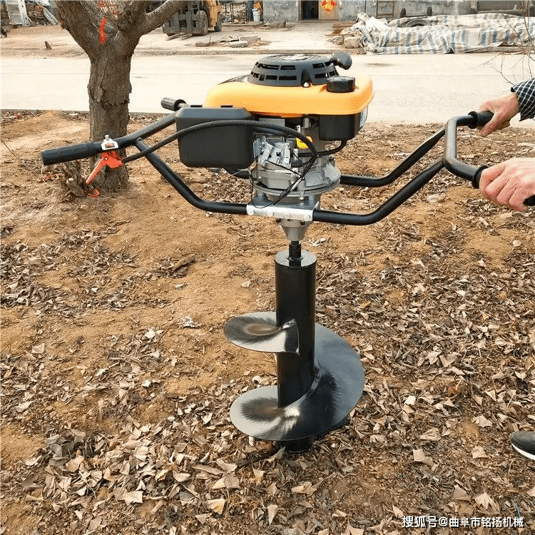 手持栽树钻孔机 独轮手推式挖坑机 栽树打眼机_作业_进行_成孔