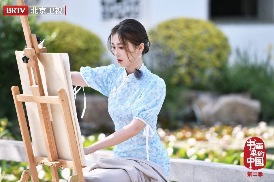 虞书欣穿蓝色旗袍韵味十足 仪态优雅尽显温润气质