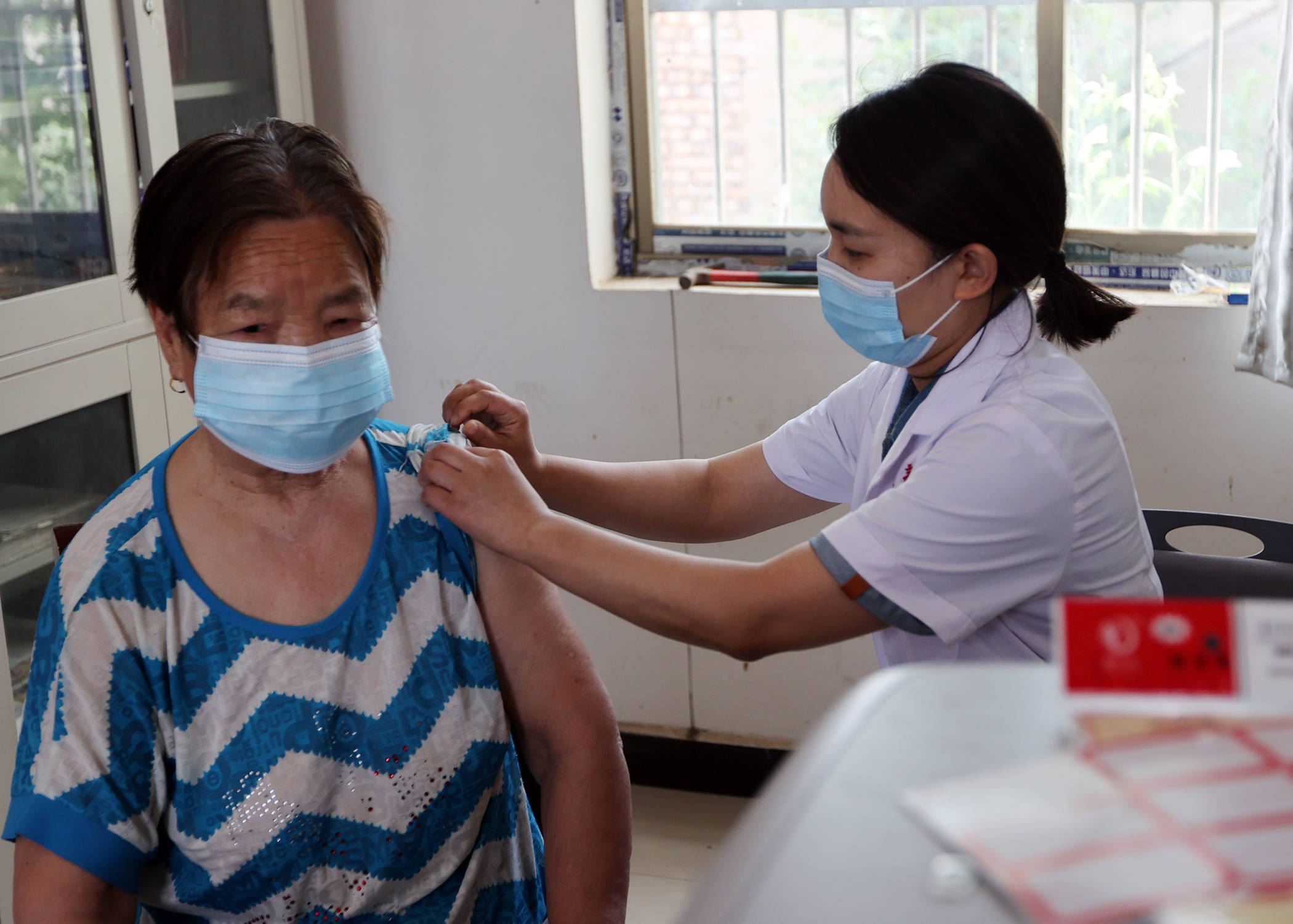辖区镇村干部找人,妇幼医护上门打针:大荔推进60岁以上人群疫苗接种