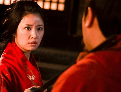 她的名字叫孙仁,是东吴郡主,孙权的妹妹.