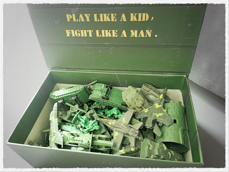 打开一看,全是绿色塑料的小兵,有步兵,炮兵.,坦克,飞机.