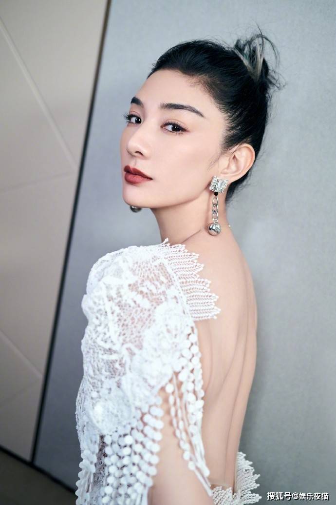 黄奕穿一袭蕾丝高开衩长裙拍写真大秀美背-搜狐大视野-搜狐新闻