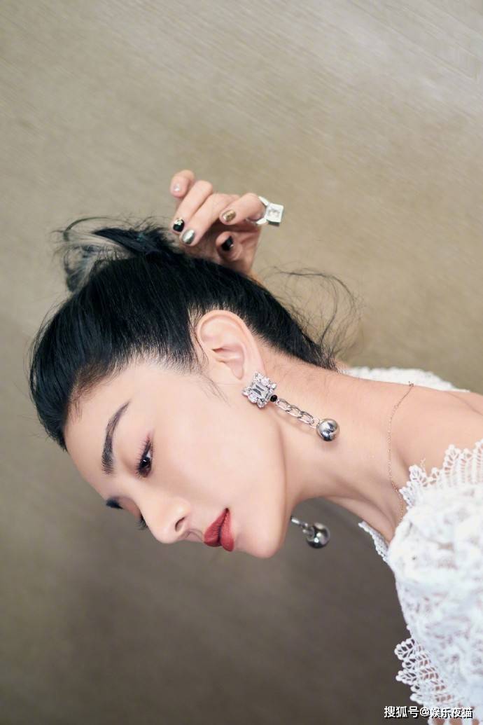 黄奕穿一袭蕾丝高开衩长裙拍写真大秀美背-搜狐大视野-搜狐新闻