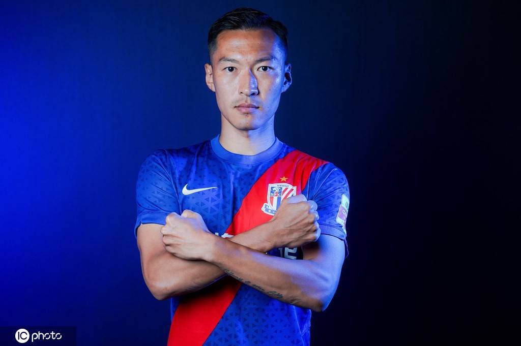 上海申花新赛季写真吴曦坚毅握拳挺立组图