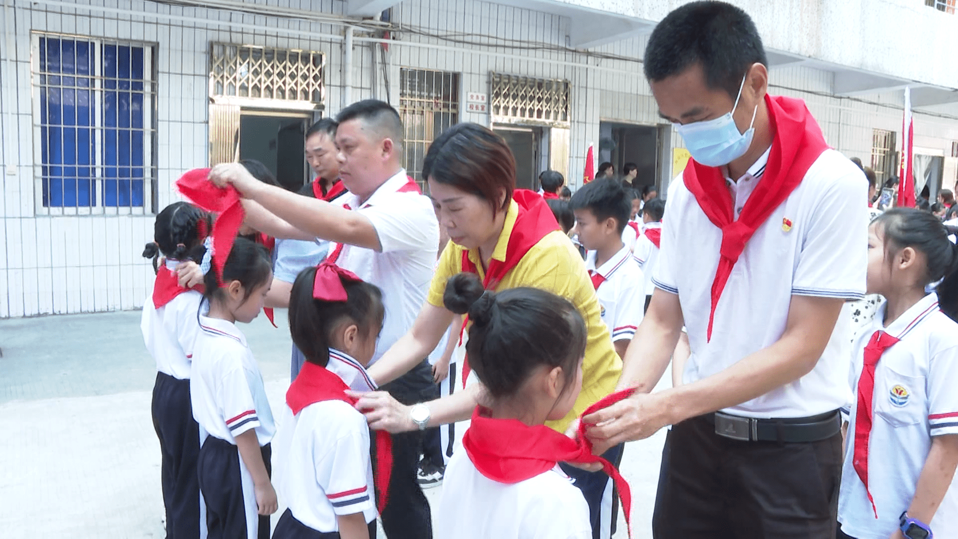 闸坡中心小学为153名新队员举行入队仪式