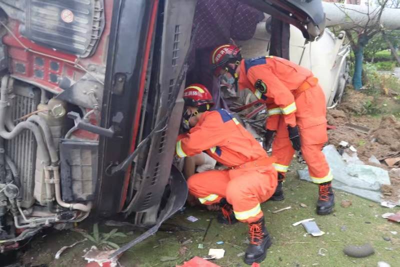 惊险水泥罐车侧翻司机受伤被困麻城消防紧急救人