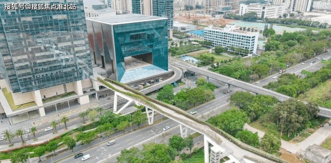 深业上城公寓和商业之间有一座天桥