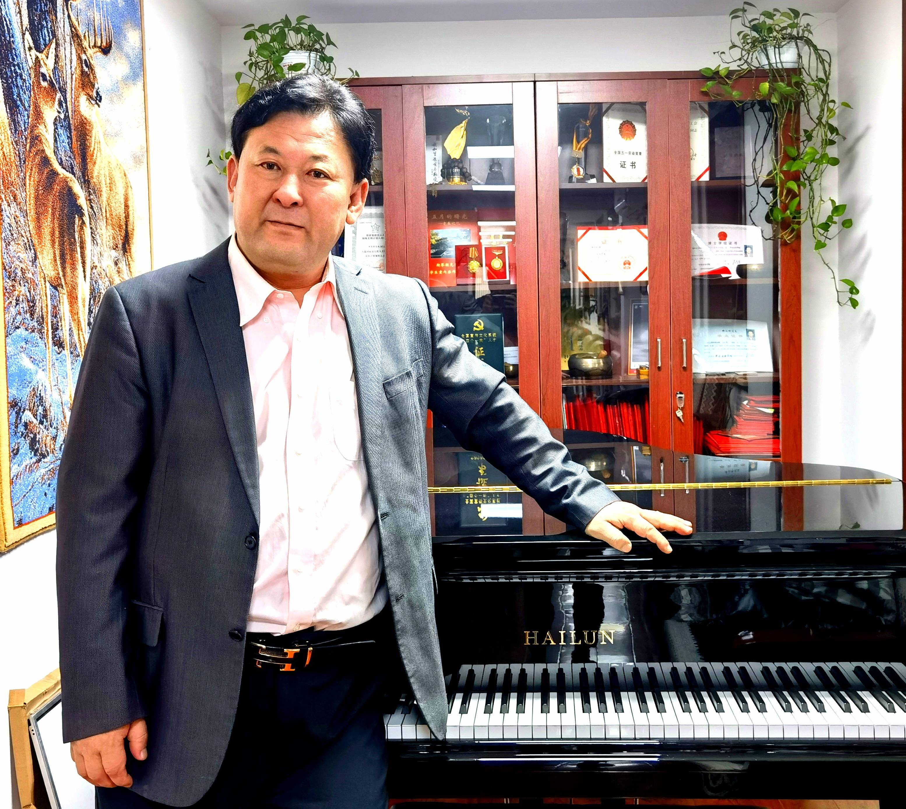作曲家斯琴朝克图携手男高音歌唱家阎维文唱响《百年奋斗中国梦》
