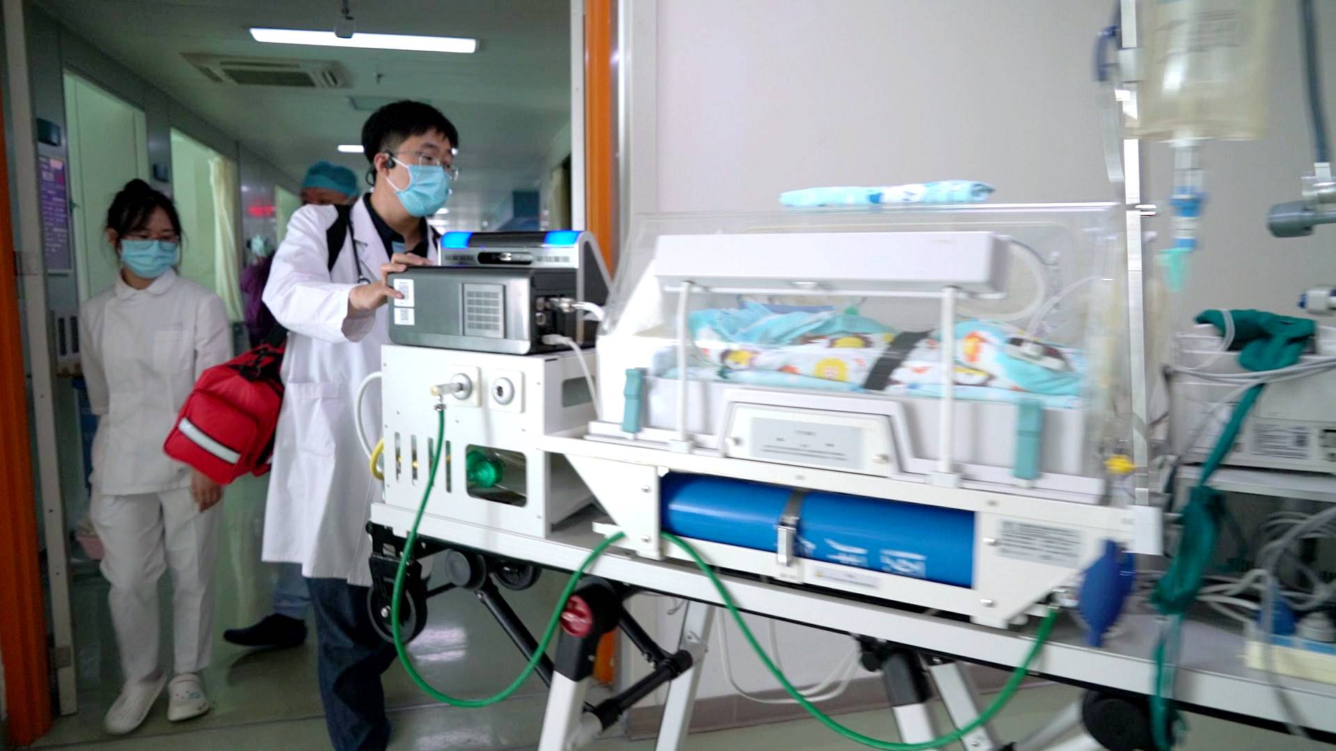 天津首例超早产儿携呼吸机转院成功!仅1