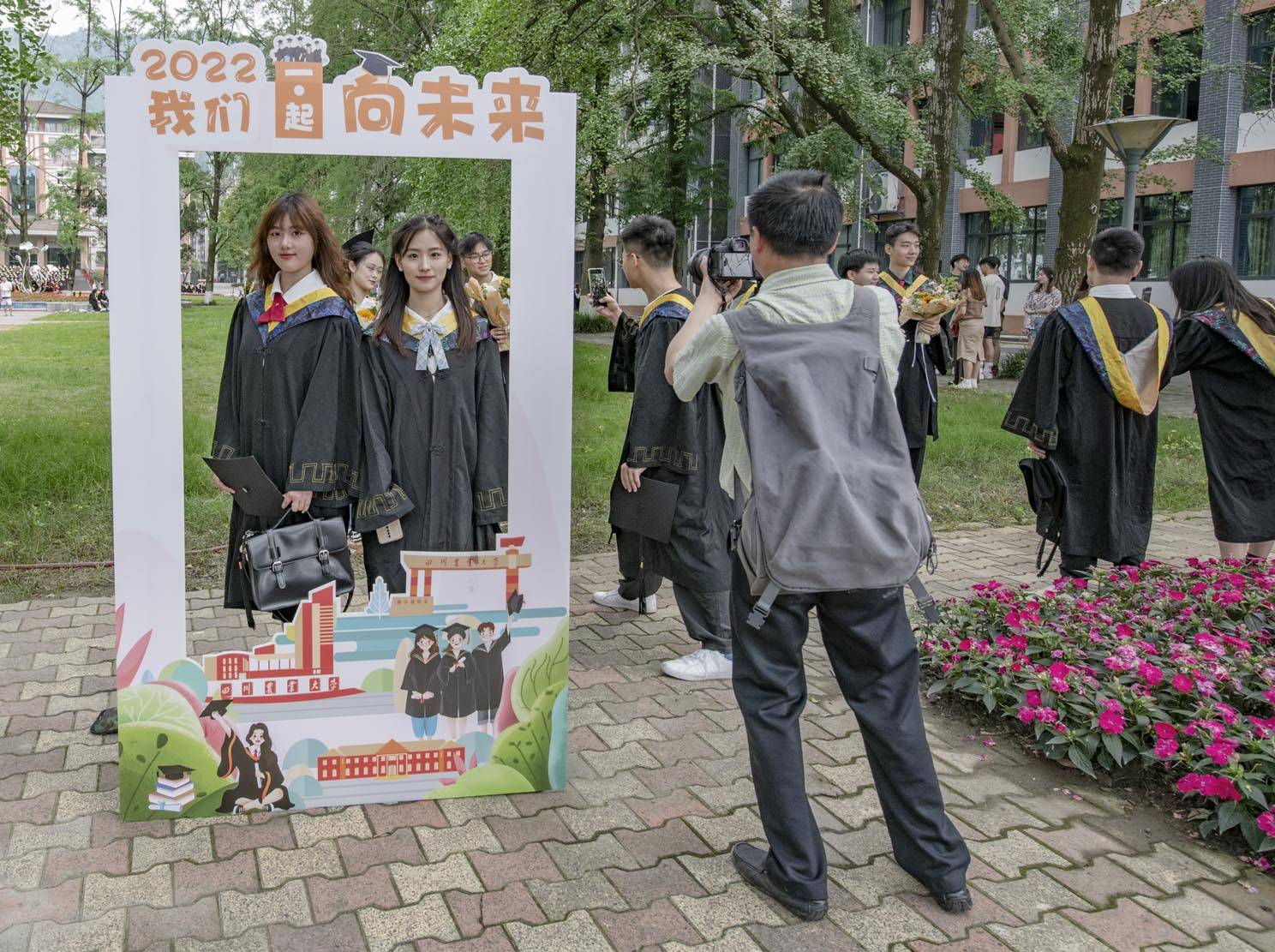 四川农业大学创意毕业照彰显青春活力