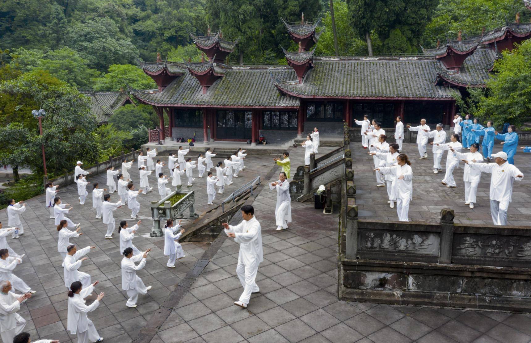 四川都江堰:太极拳协会在文庙举行国家新编28式太极拳规范培训活动