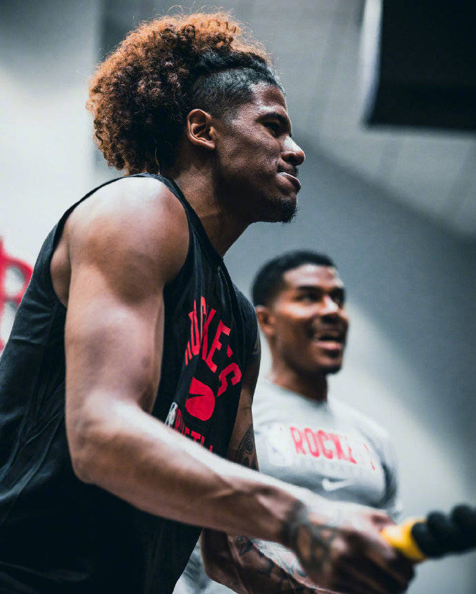 组图火箭休赛期力量特训杰伦格林肌肉线条炸裂