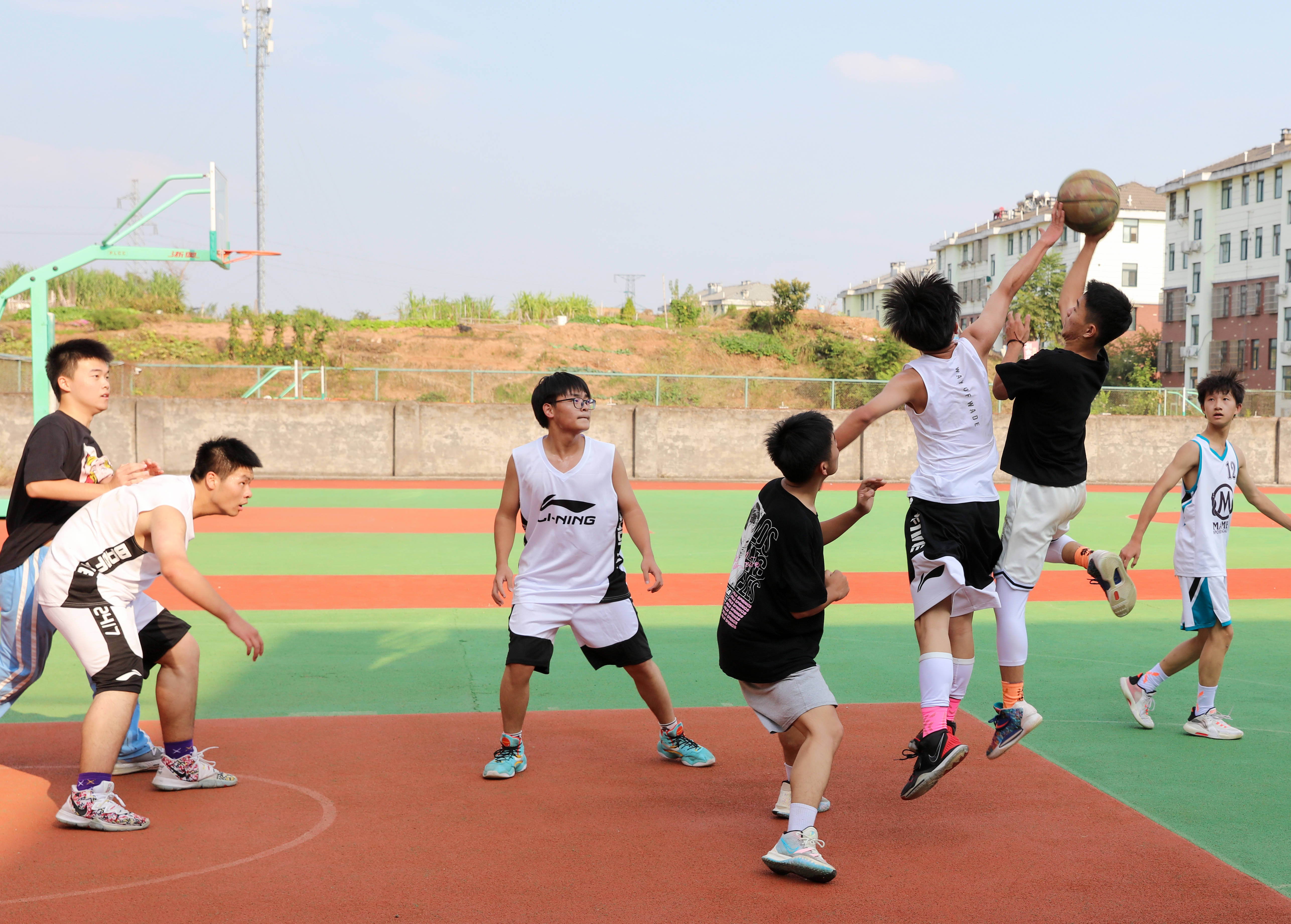 篮球赛的开展,丰富了学生校园文化生活,提高了学生的身体素质,培养了