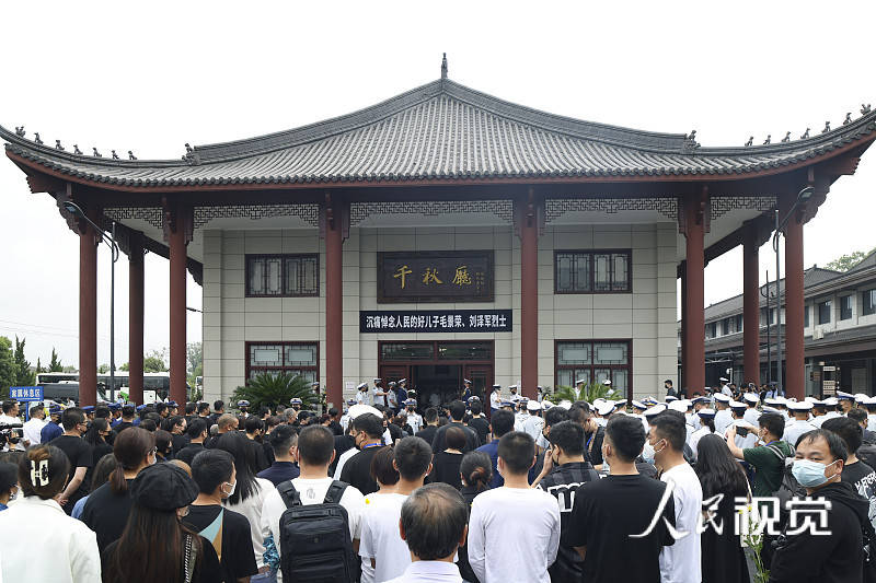 天空飘着小雨,不少事发地点附近市民来到杭州市临平区殡仪馆的门口
