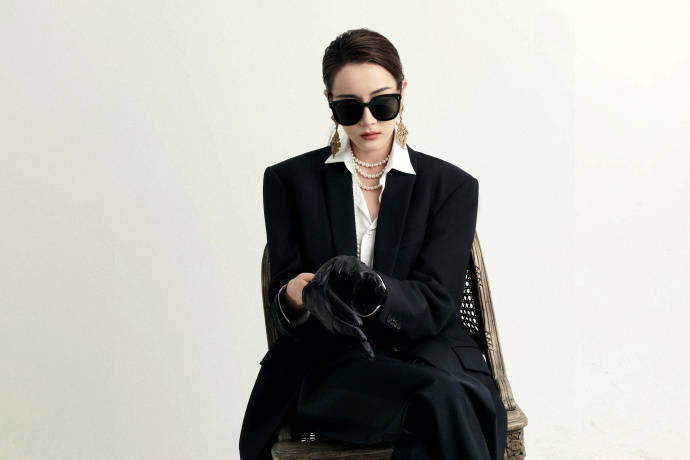 迪丽热巴黑西装戴墨镜超酷飒红唇吸睛女王范十足