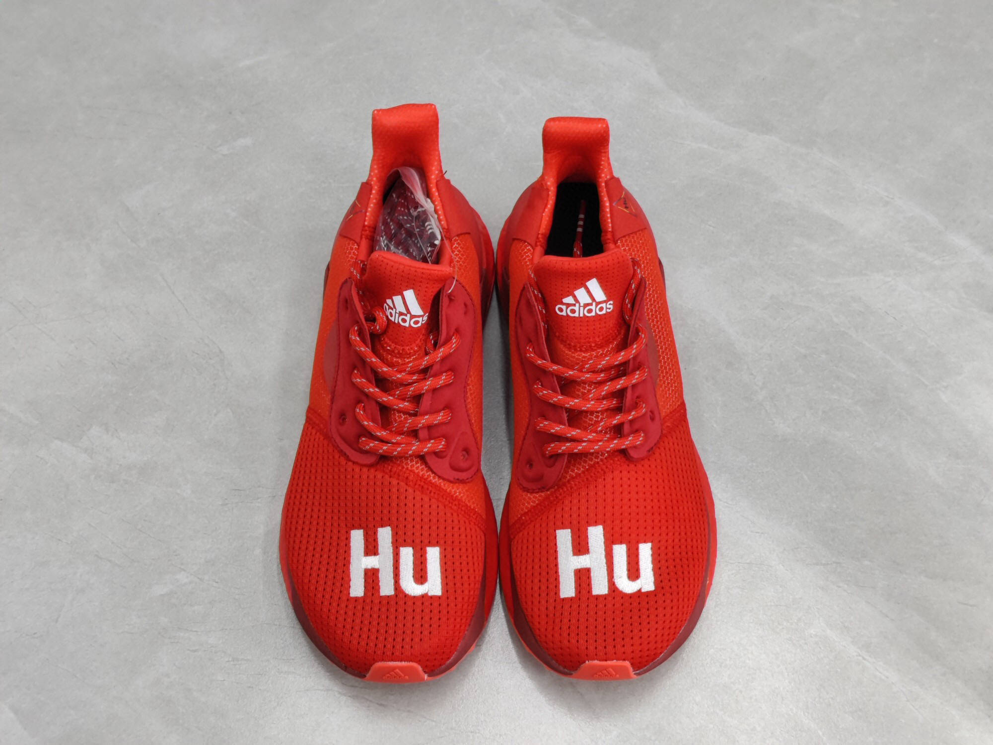 阿迪达斯菲董联名pharrellxadidassolarhuglide跑鞋