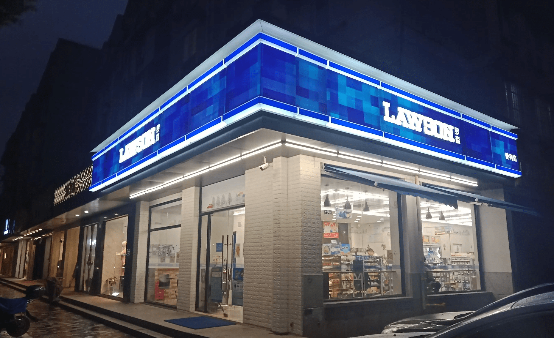上海梦想空间为罗森全家便利店定制仿砖纹石晶墙板