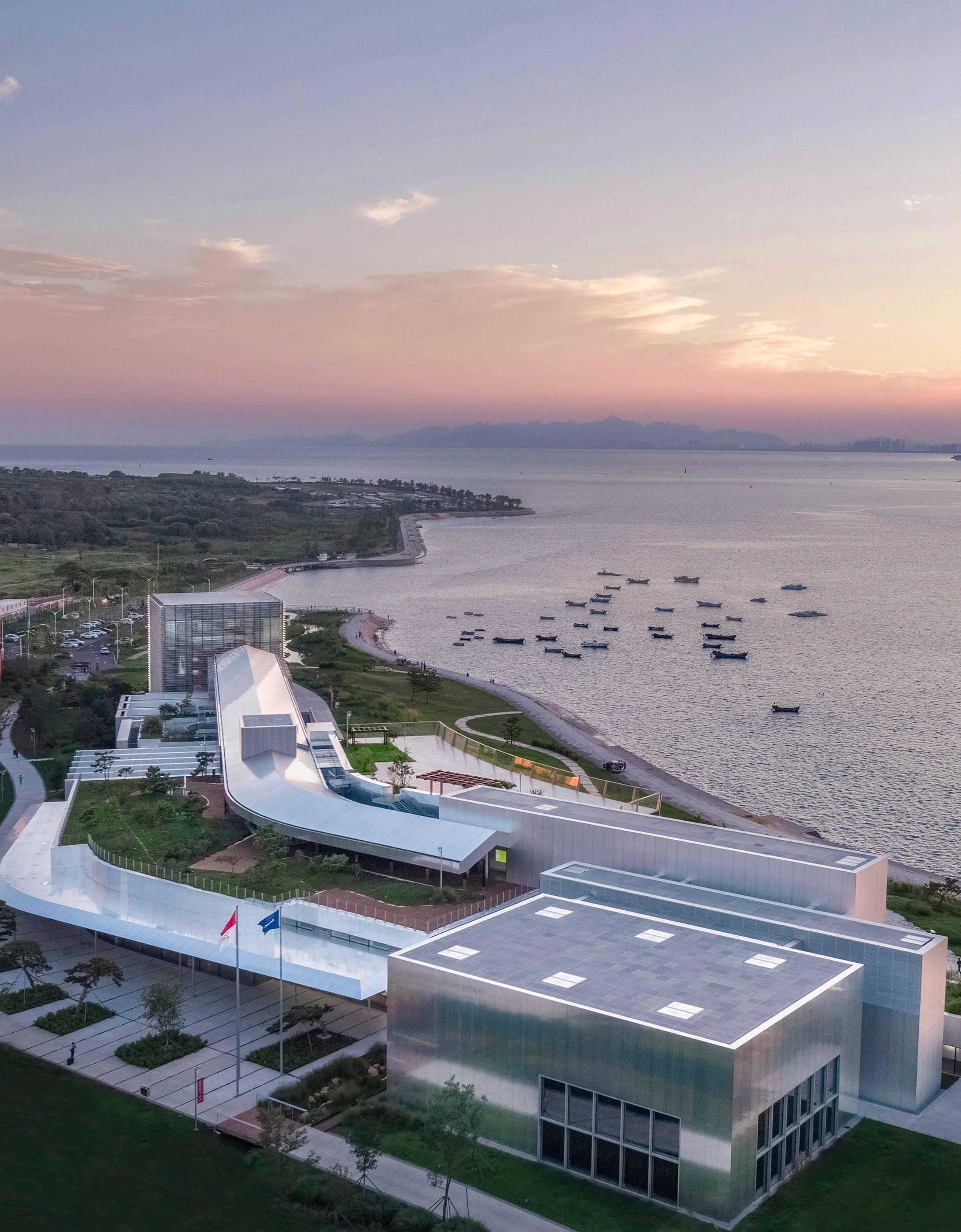 馆坐落于西海岸新区唐岛湾南岸的国际化综合艺术社区——西海艺术湾