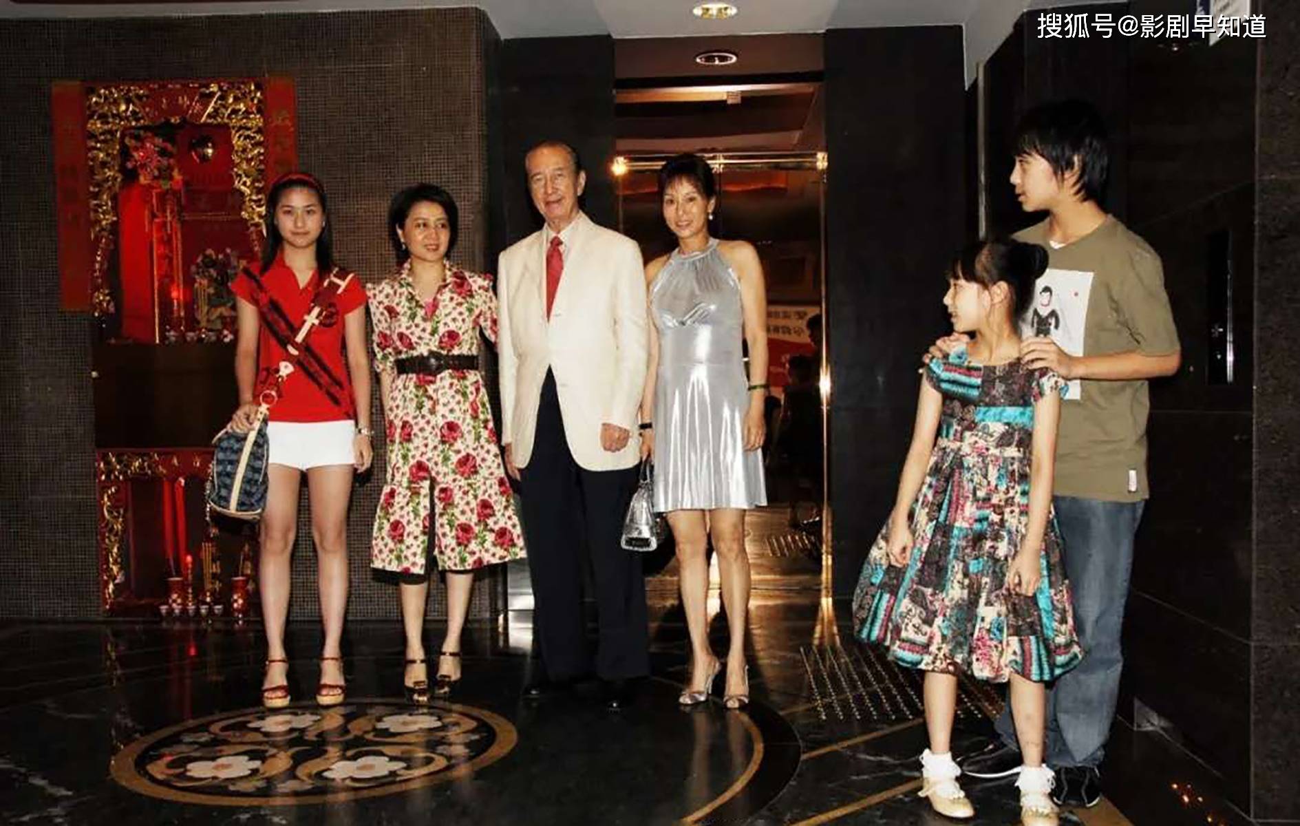 笑到最后的"宫斗"大赢家_赌王何鸿燊二房太太蓝琼缨去世_何超琼_女儿
