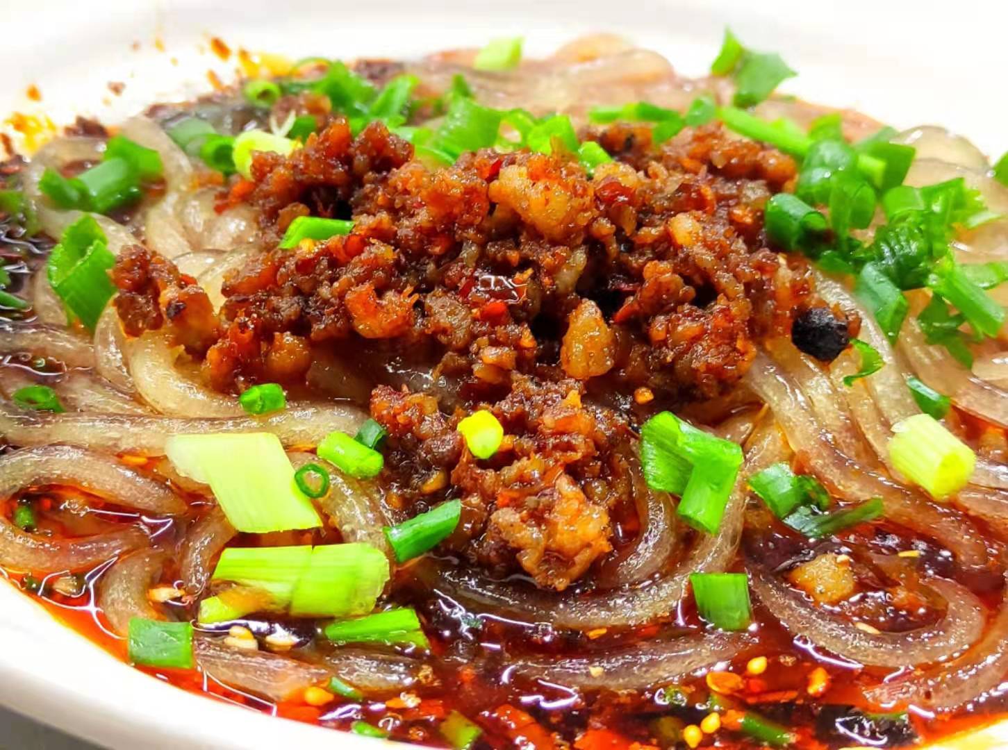 二酸辣粉需要的调料:选择三肥七肥的前夹肉,剁成带颗粒的肉粒,这样炒