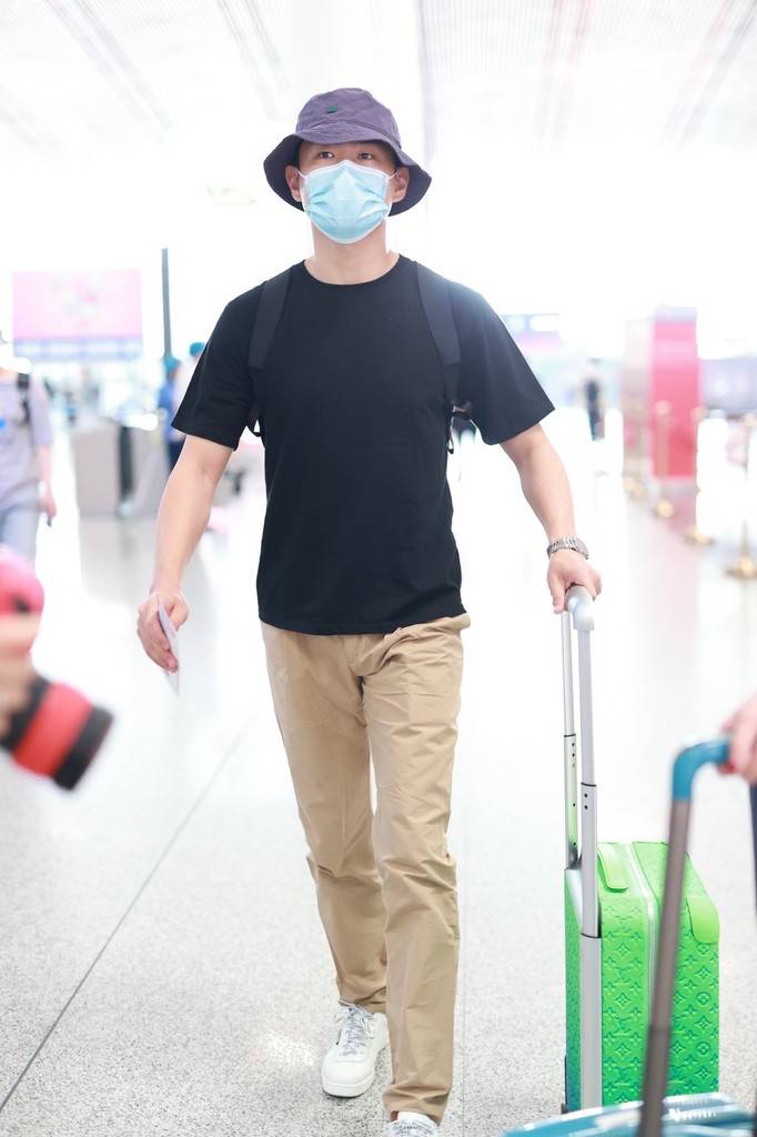 王彦霖现身北京机场黑色t恤搭配卡其色休闲裤
