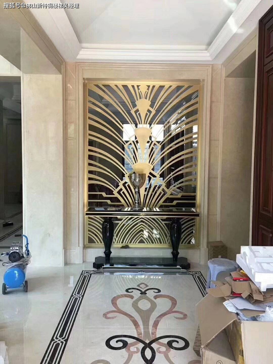 铜板镂空雕花屏风铜艺装饰屏风采光也不错