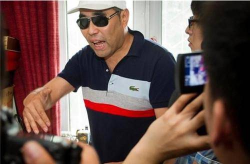 1999年冰心去世,在她墓碑上写"枉为人表"的亲孙子吴山,后如何_陈凌霞