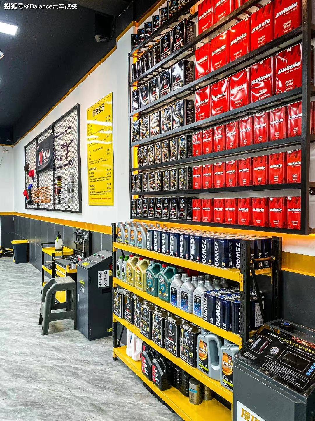整齐划一的各种机油,刹车油,很像一组有序列的士兵.