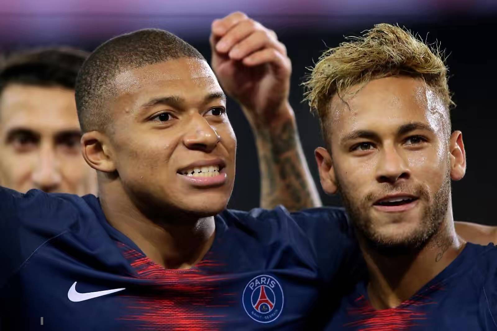 内马尔在巴黎的地位已经越来越低,特别是俱乐部近乎以哀求的方式留下